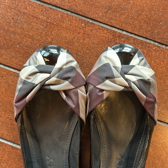 BURBERRY Patent Leather Flats. Size 36. Excellent condition! - Picture 4 of 15